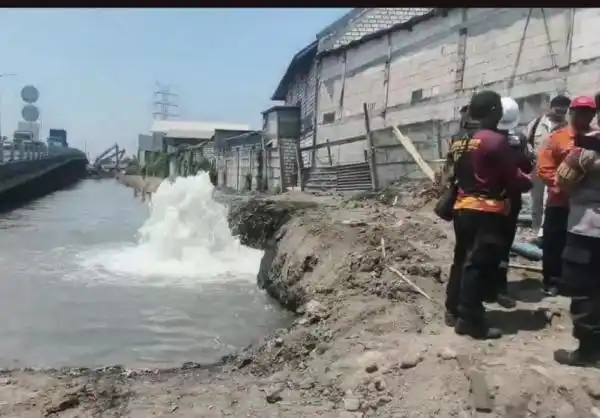 Semburan Lumpur di Dupak Rukun Surabaya Ternyata Berasal dari Pipa Air Bocor
