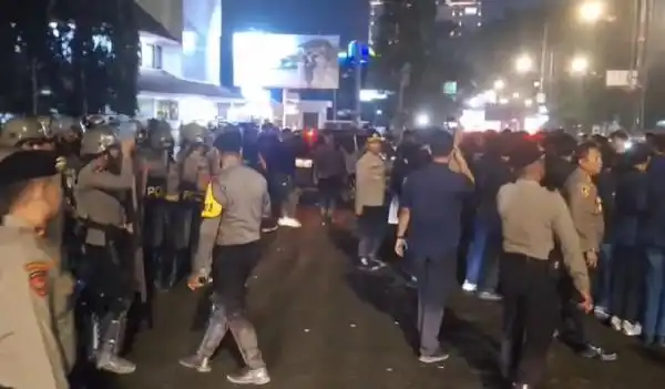 Aksi Mahasiswa di Bandung Jelang Dua Tahun Pemerintahan Prabowo Berujung Saling Dorong