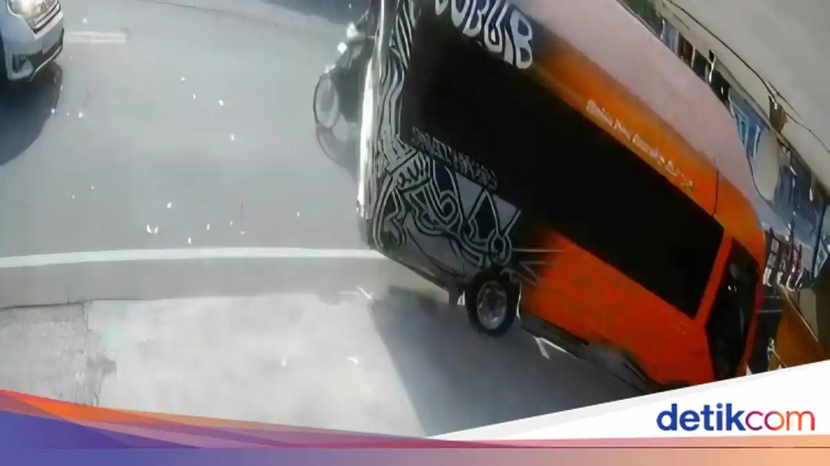 Elf Gagal Mengerem, Sopir Tewas Setelah Bus Terjun ke Sungai di Bogor