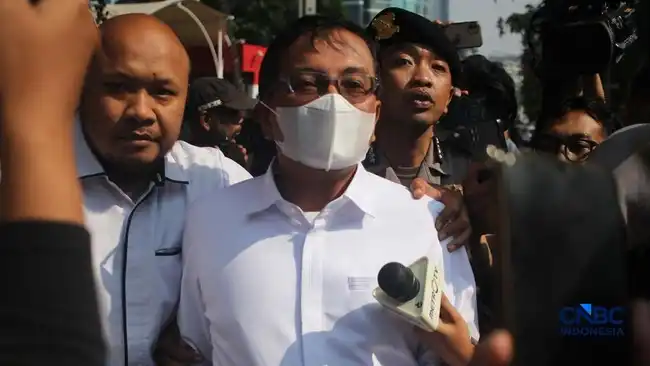 Usai Diperiksa dalam OTT BNPB, Rustian Tinggalkan Gedung KPK Naik Taksi