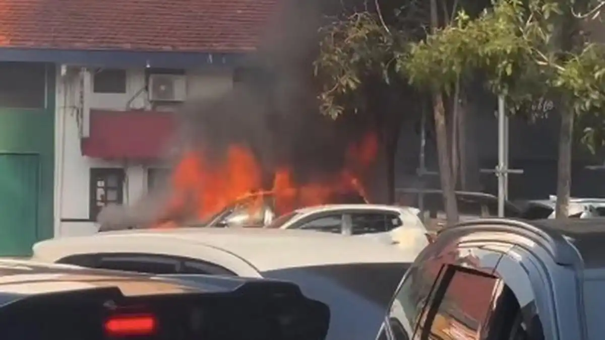 Mobil Listrik Terbakar di Tebet, Api Berhasil Dilokalisasi Petugas