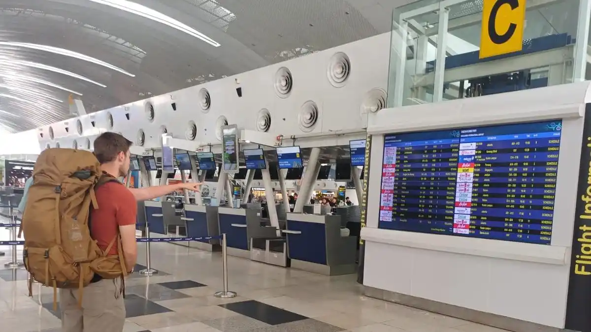 Kabut Asap Karhutla Ganggu Penerbangan di Bandara Kualanamu