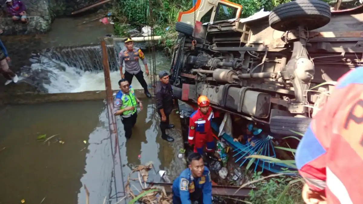 Kecelakaan Elf di Ciawi: Sopir Meninggal Setelah Kendaraan Terjun ke Sungai