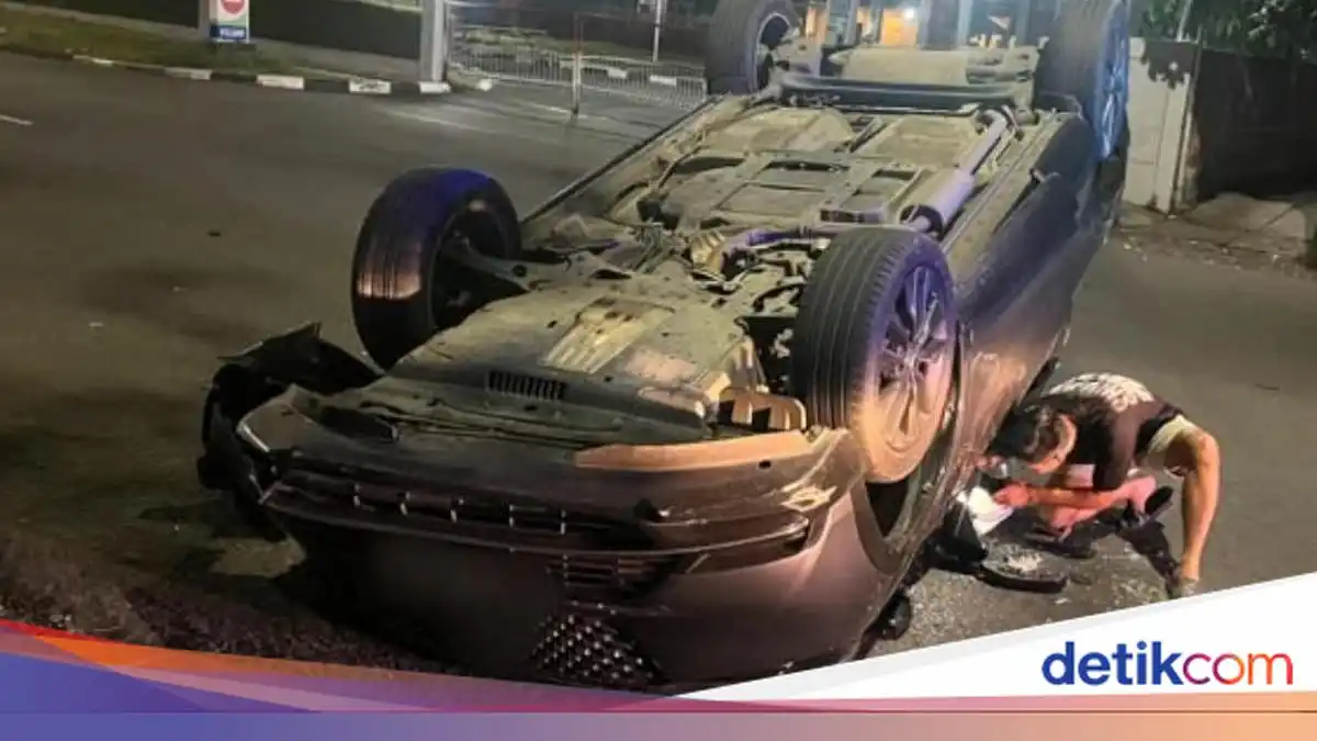 Hrv Terbalik Setelah Menabrak Tiang di Karadenan, Pengemudi Luka-luka