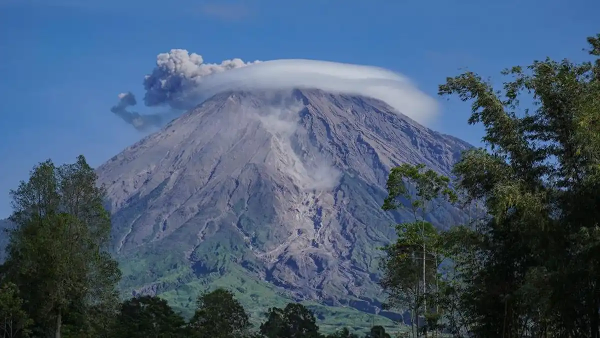 Semeru Meletus Tiga Kali, Abu Vulkanik Bergerak ke Arah Barat