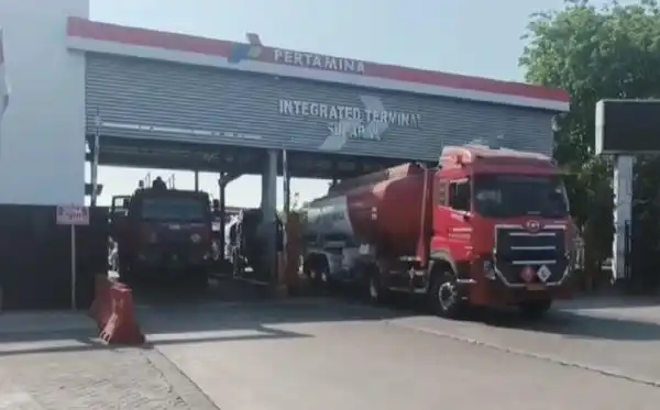 Emil Dardak Tinjau Terminal BBM Surabaya, Stok Jatim Disebut Cukup hingga Delapan Hari
