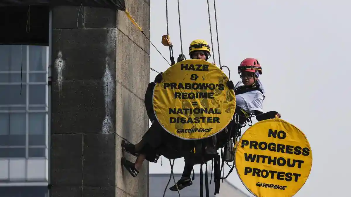 Enam Aktivis Greenpeace Indonesia Pulang Usai Delapan Jam Pemeriksaan di Polda Metro Jaya