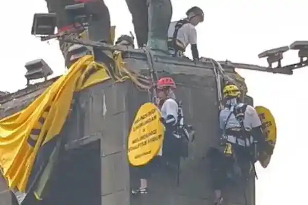 Enam Aktivis Greenpeace Dipulangkan Usai Diamankan dalam Aksi di Bundaran HI