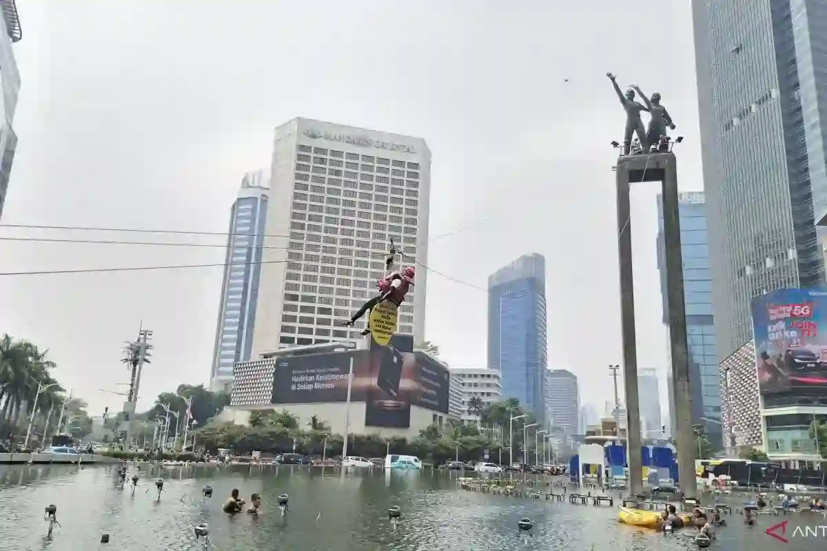 Enam Aktivis Greenpeace Dievakuasi dari Monumen Selamat Datang
