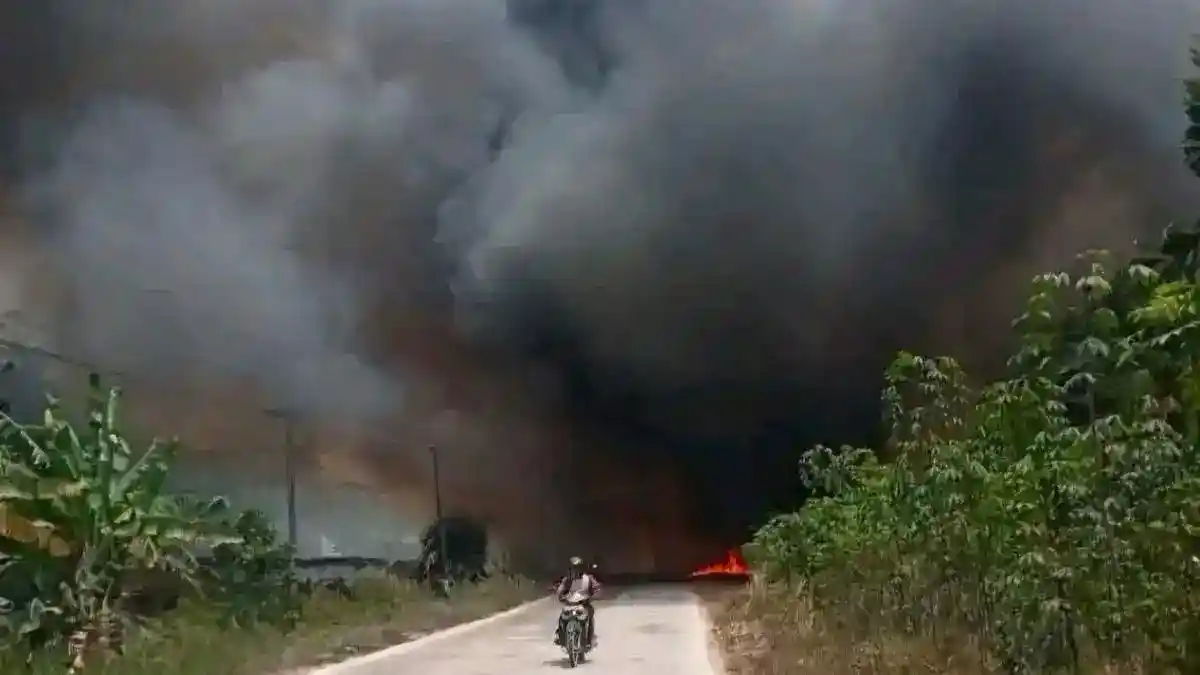 Kebakaran Lapak Kayu Gelam di Mesuji: Api Meluas dan Pemadaman Berlangsung Empat Jam