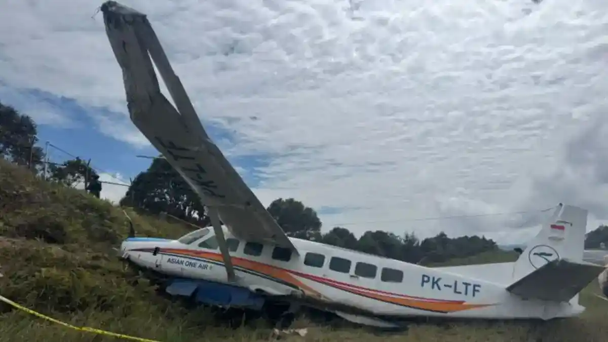 Pesawat Asian One Air Keluar Landasan di Intan Jaya, Dua Prajurit TNI Terluka