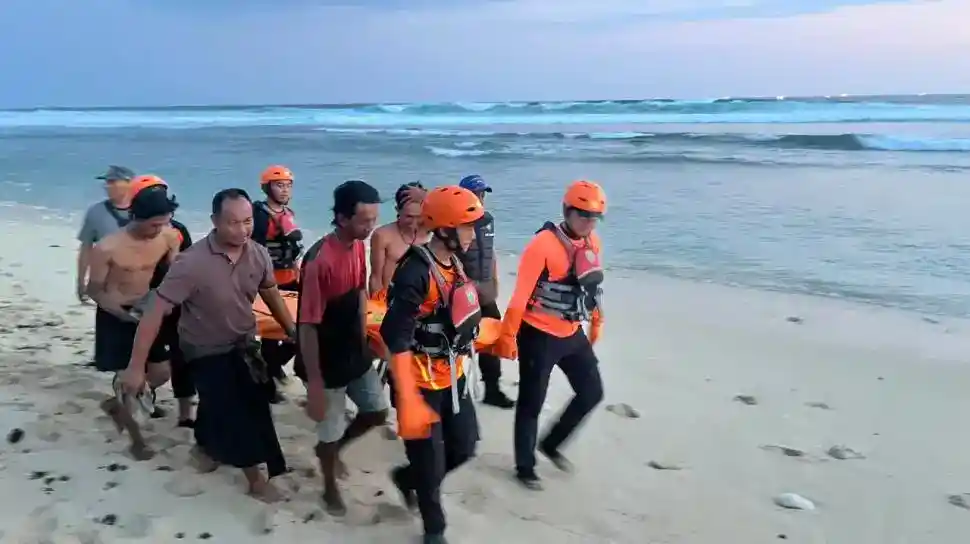 Evakuasi Jenazah Perempuan Tak Dikenal di Pantai Nyang-Nyang