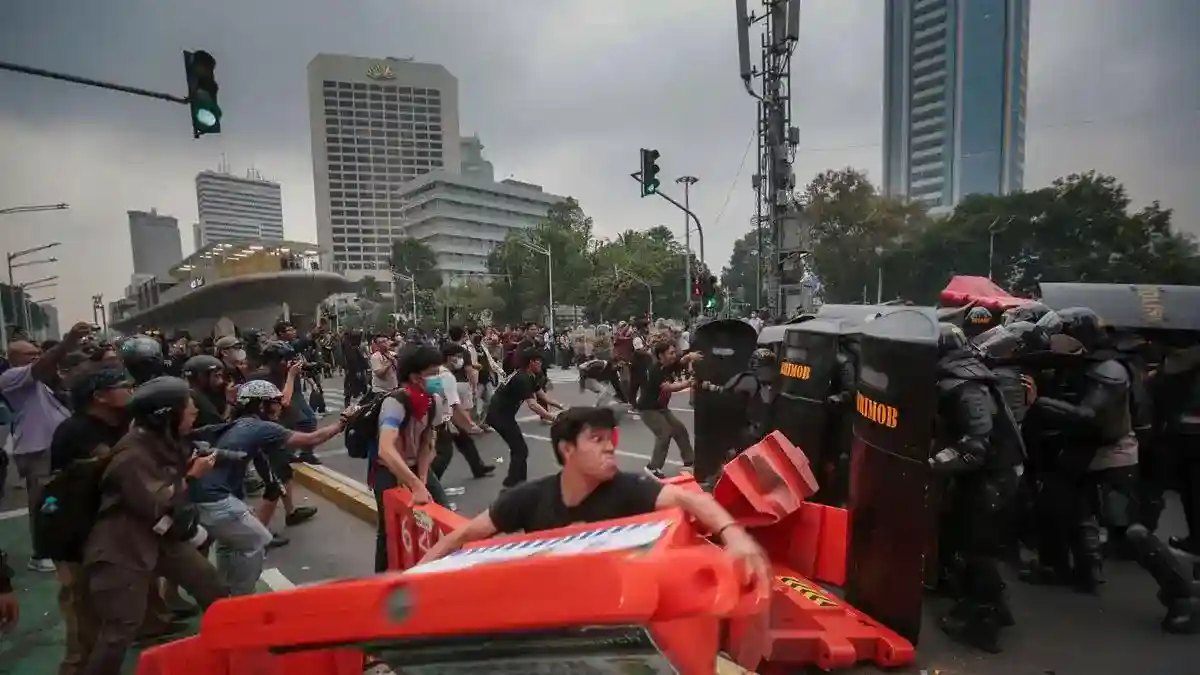 Aksi Sumpah Pemuda di Sudirman Berujung Saling Dorong dan Perusakan