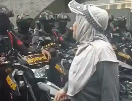 Pembubaran Demonstran di Bundaran HI Berlangsung di Tengah Hujan Deras dan Kericuhan