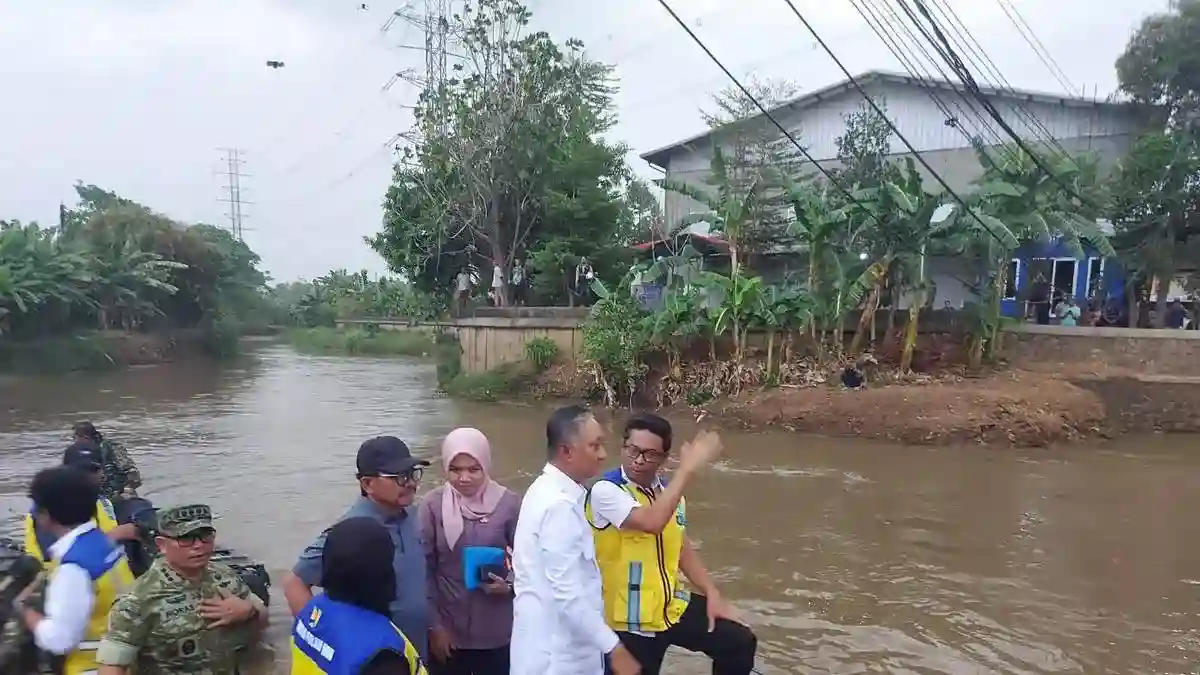 Pendangkalan dan Penyempitan Kali Angke Disorot sebagai Pemicu Banjir Tangerang